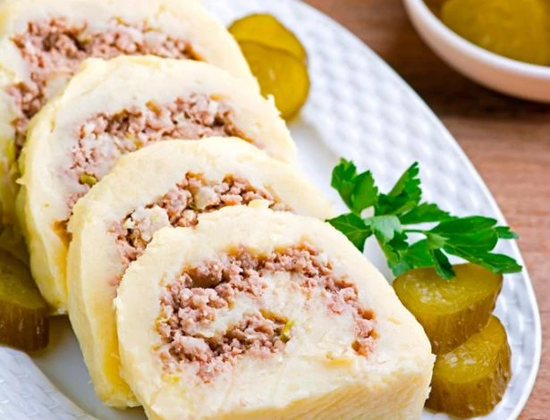 Картофельный рулет с мясом и капустой