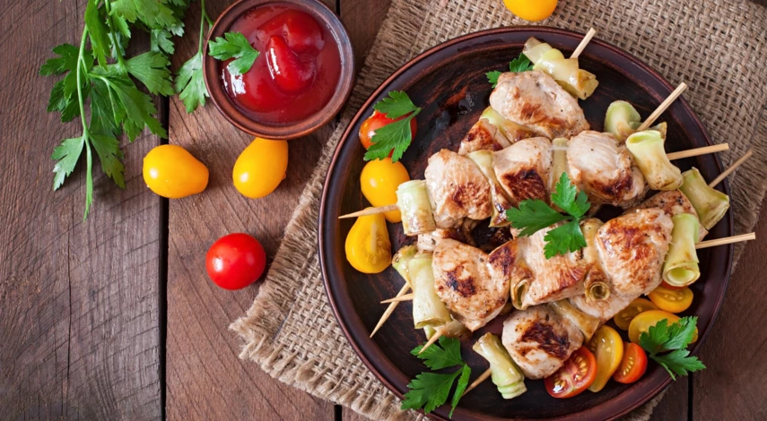 В домашних условиях можно приготовить вкусный и сочный шашлык