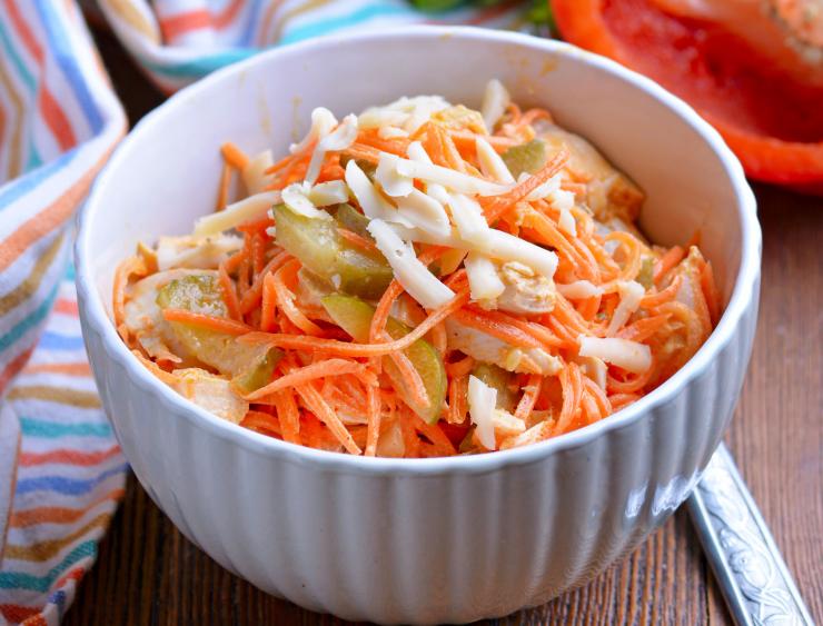 Салаты на новый год 2023 с корейской морковью. Салат из моркови с корейской заправкой. Салат морковь грудка перец